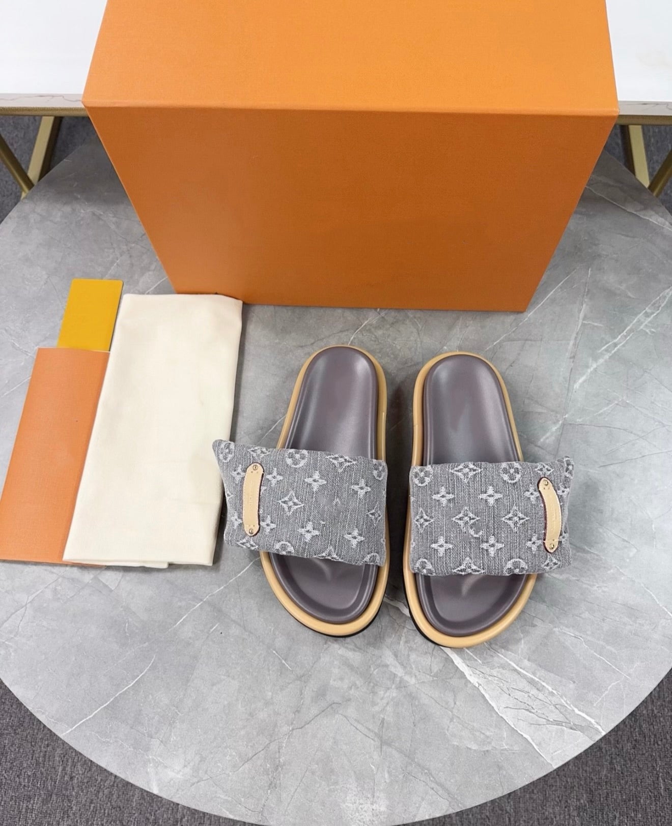 Beige grey sliders