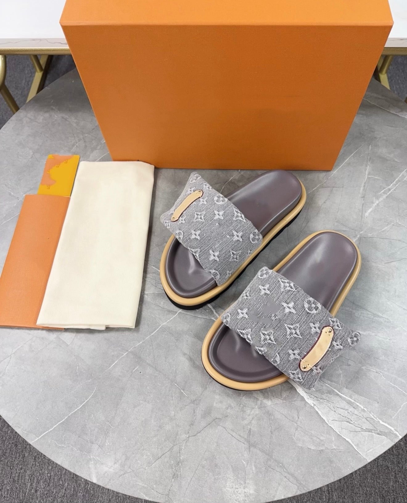 Beige grey sliders