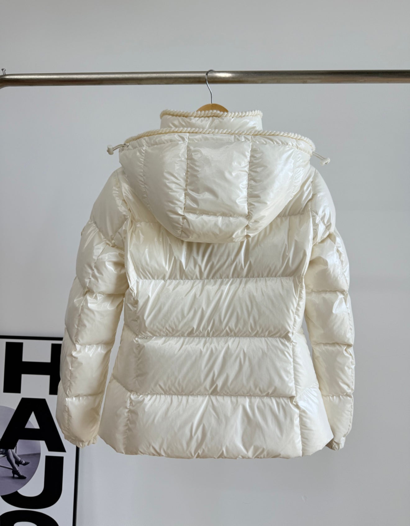 White/cream coat