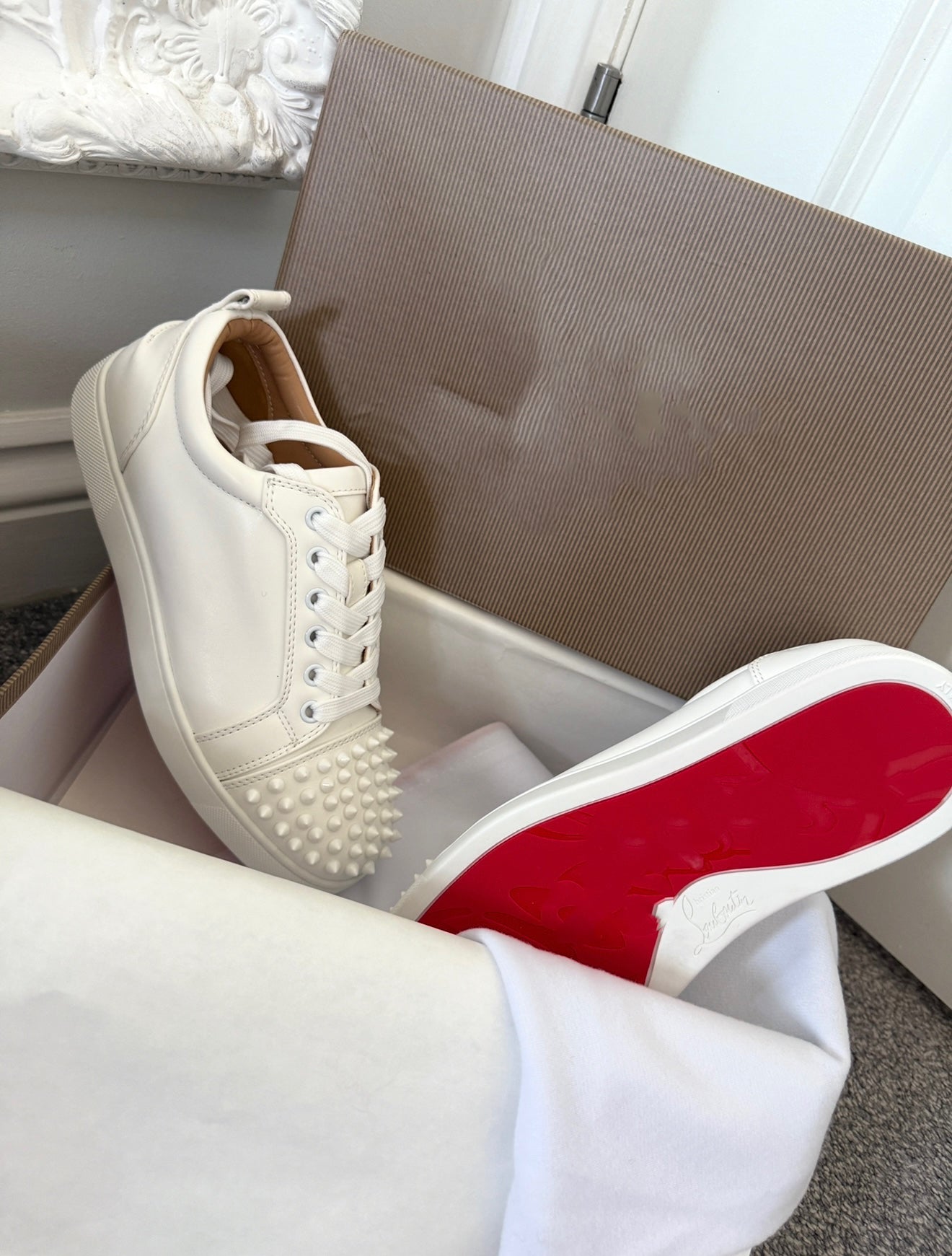 White trainer set