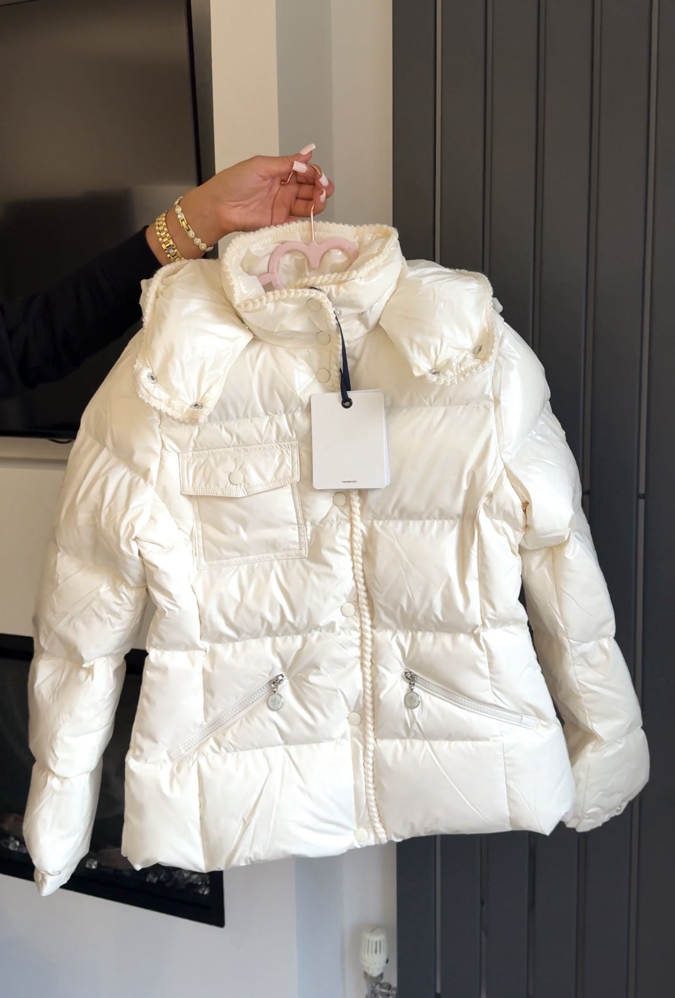 White/cream coat